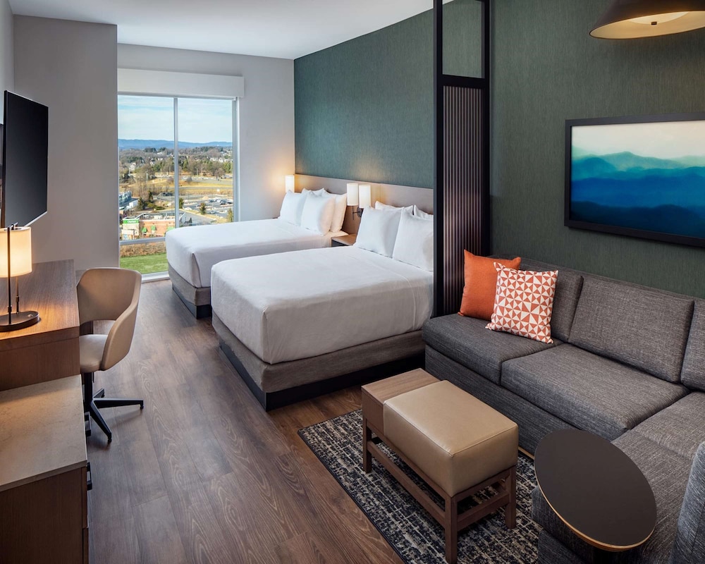 1 Bedroom, Plus, 2 Queen Beds, Sofa, High Floor