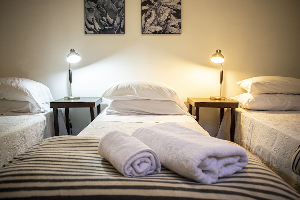 غرفة ثلاثية بسرير مزدوج وسرير فردي بحمام خاص، BA Stop Hotel House 2/4