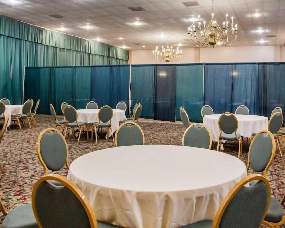 Parkview Inn and Conference Center (ex Econo Lodge) 40/50