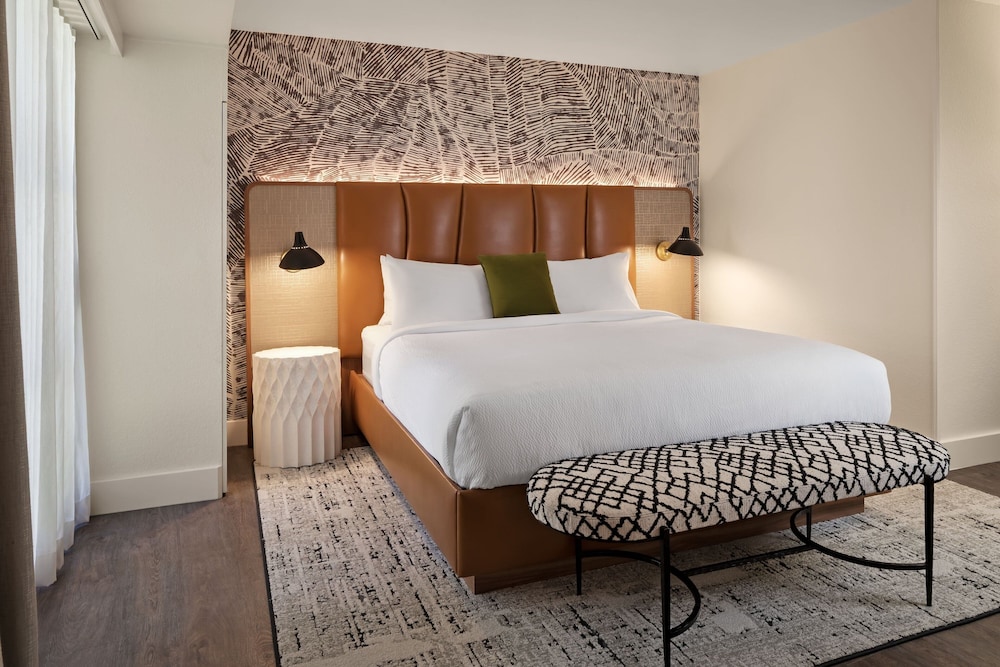 EXECUTIVE, SUITE, QUEEN BED