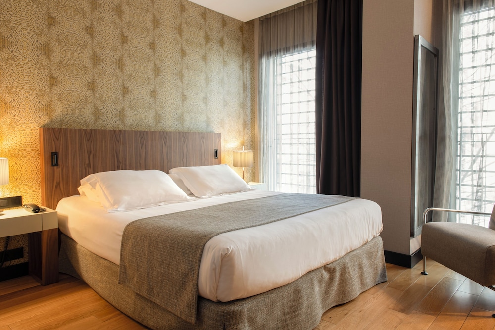 ROOM, QUEEN BED