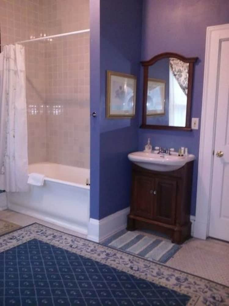 Six Acres Bed Breakfast 32/33