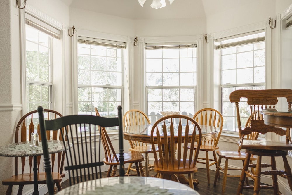Hounds Tooth Inn 44/50