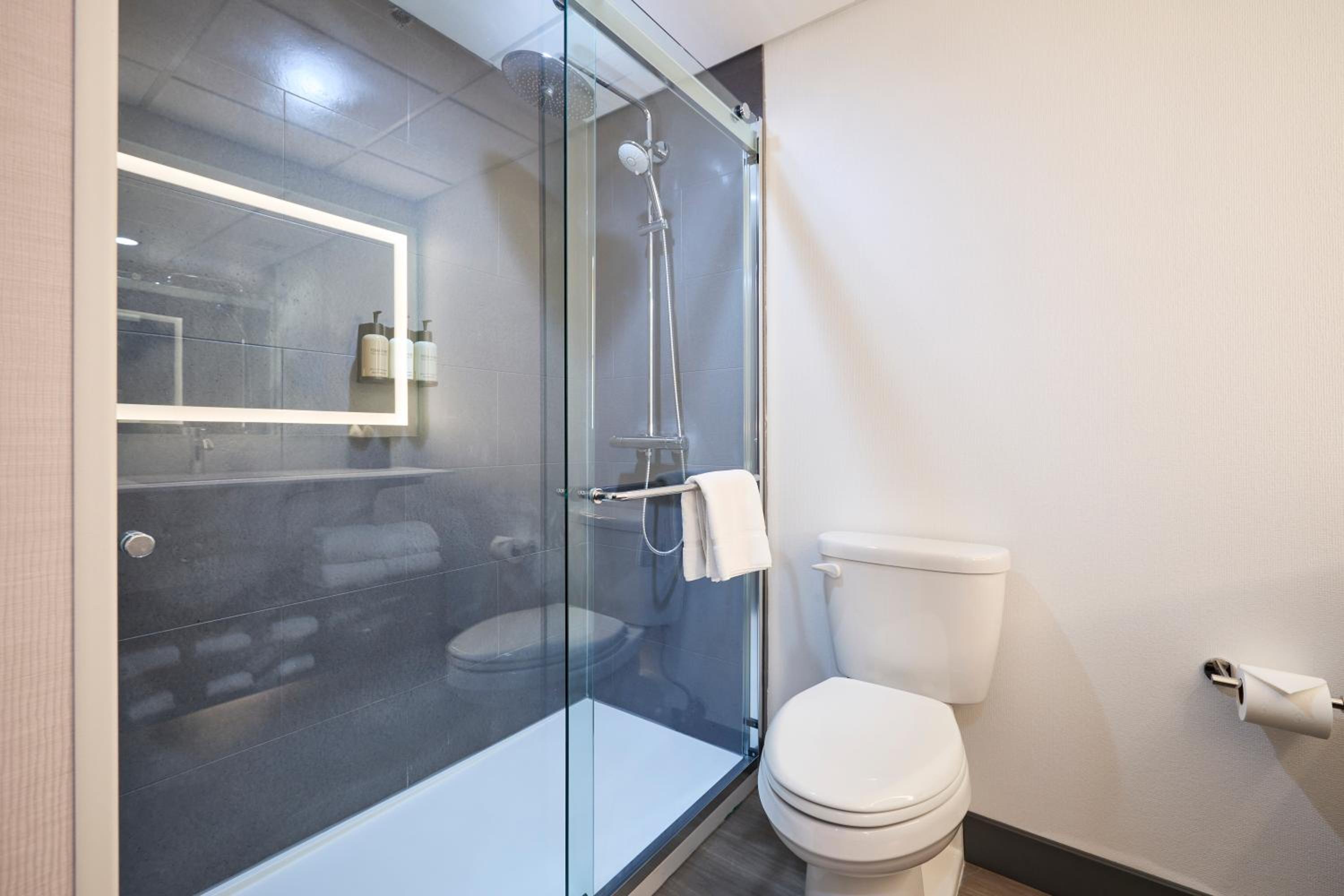 Room, 2 Queen Beds, Gateway Hotel and Conference Center 3/5