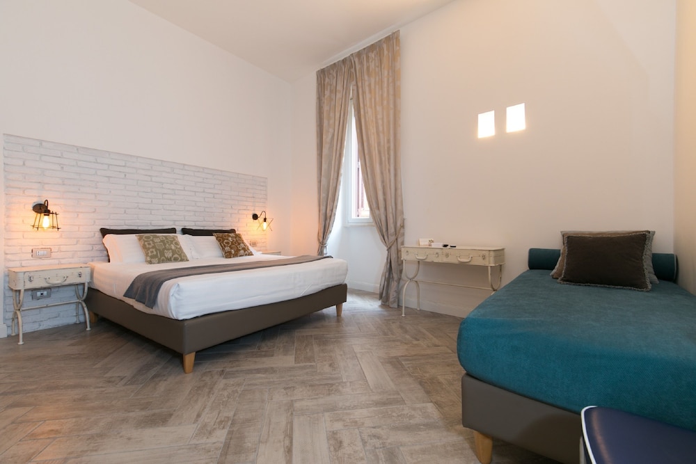 Trevi Contemporary Suite 9/42