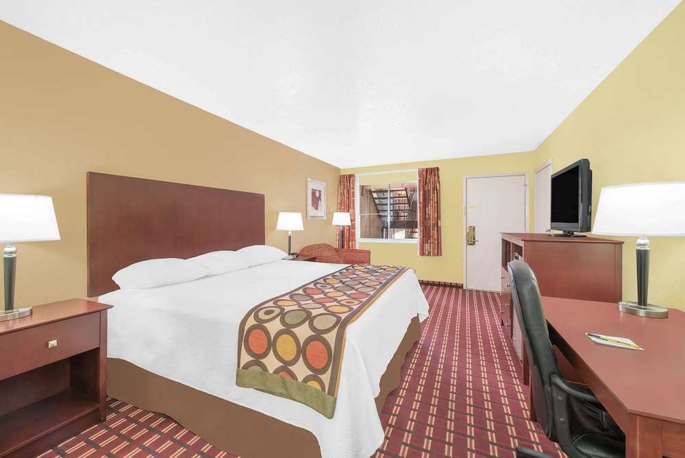 غرفة بسرير كينج لذوي الإعاقة، Super 8 By Wyndham Kerrville Tx 3/6