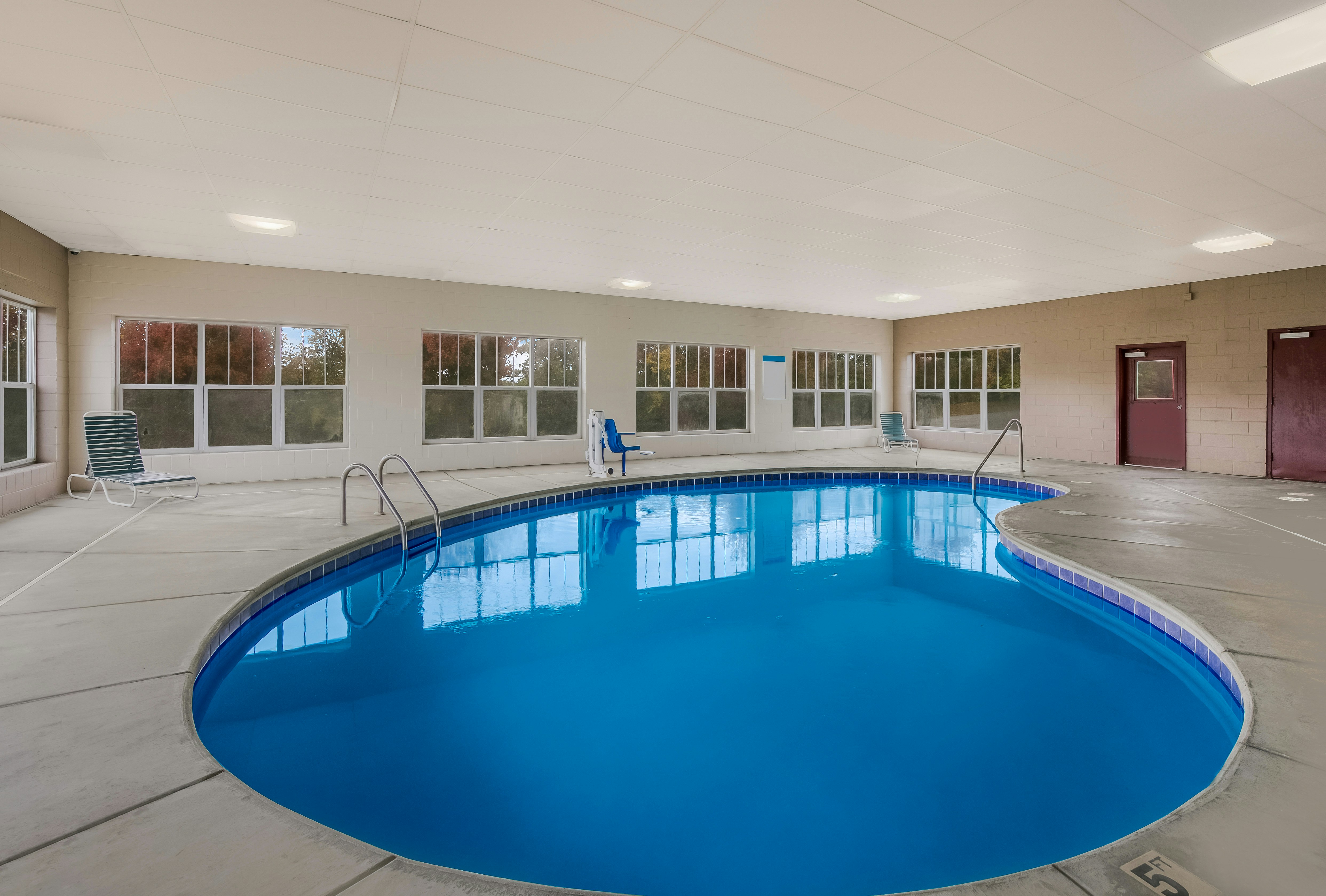 Red Roof Inn and Suites Knoxville East 24/42
