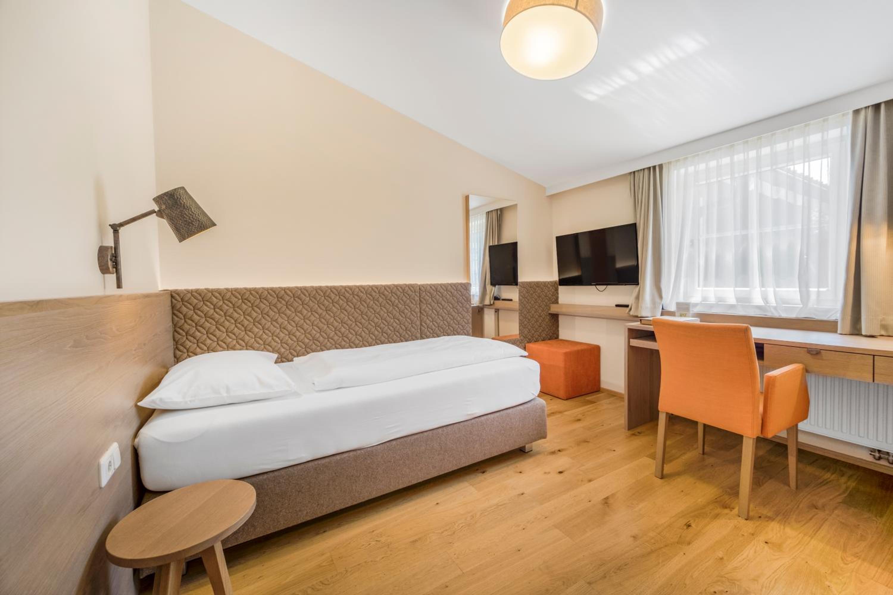ROOM, SINGLE