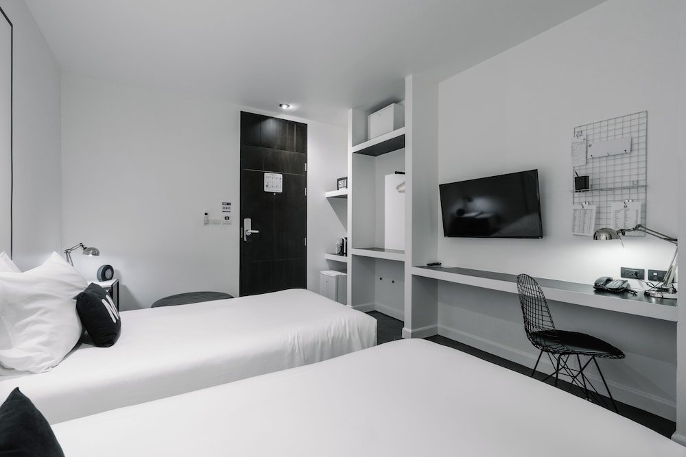Deluxe Twin Bed With Bathtub