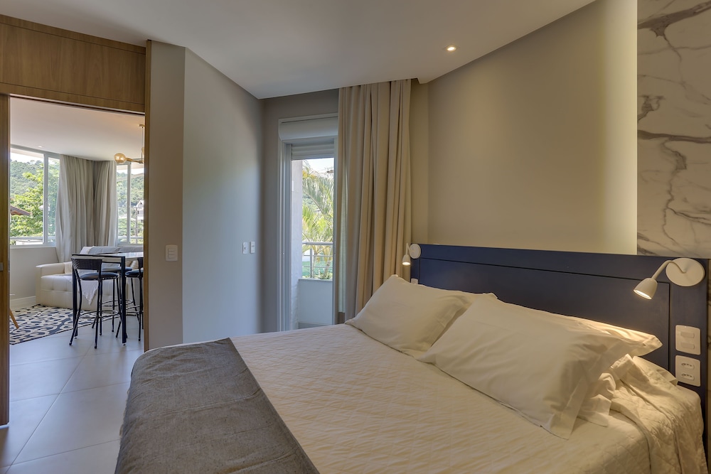 EXECUTIVE, SUITE
