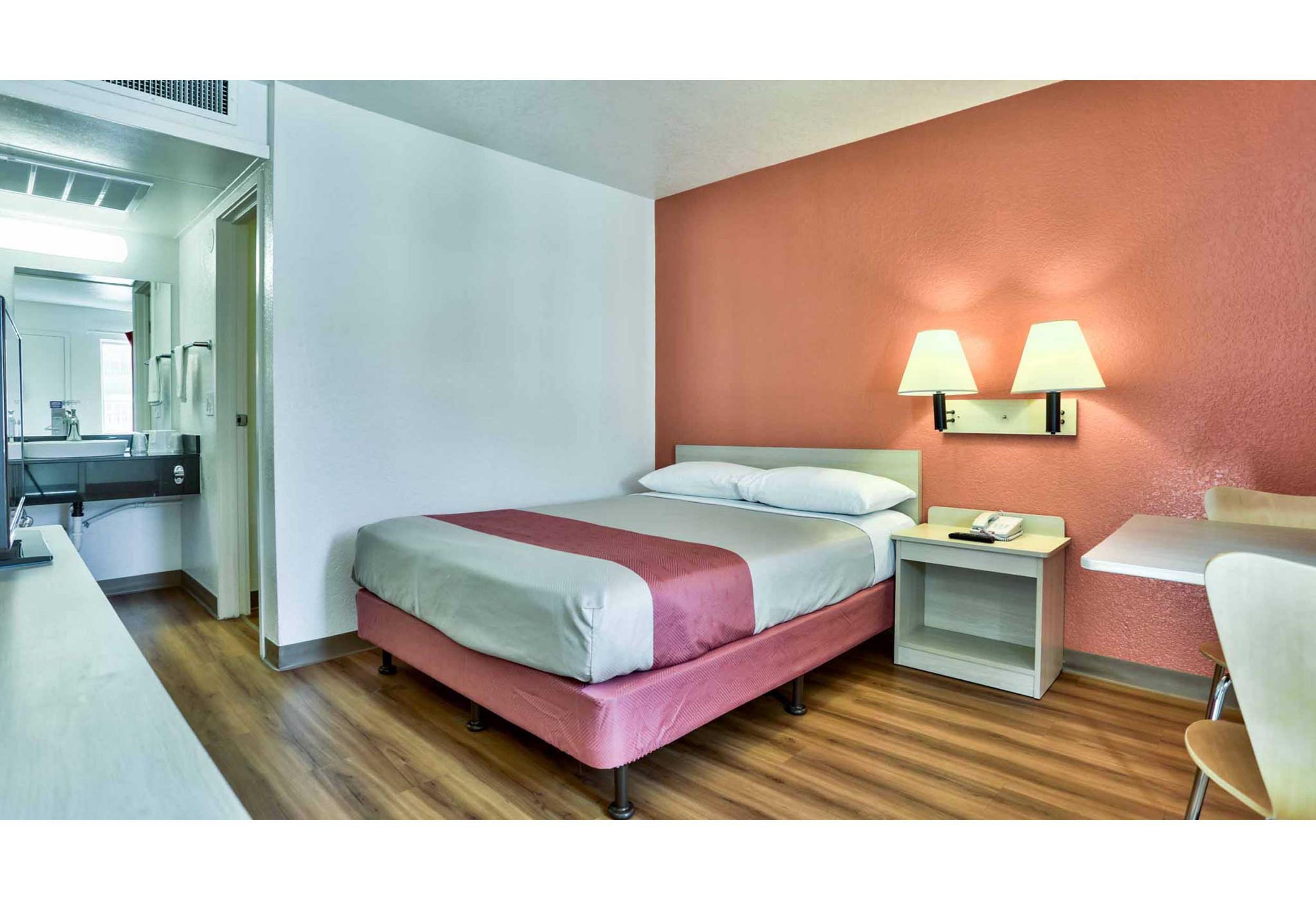 1 Queen Bed - Hearing Accessible Micfridge