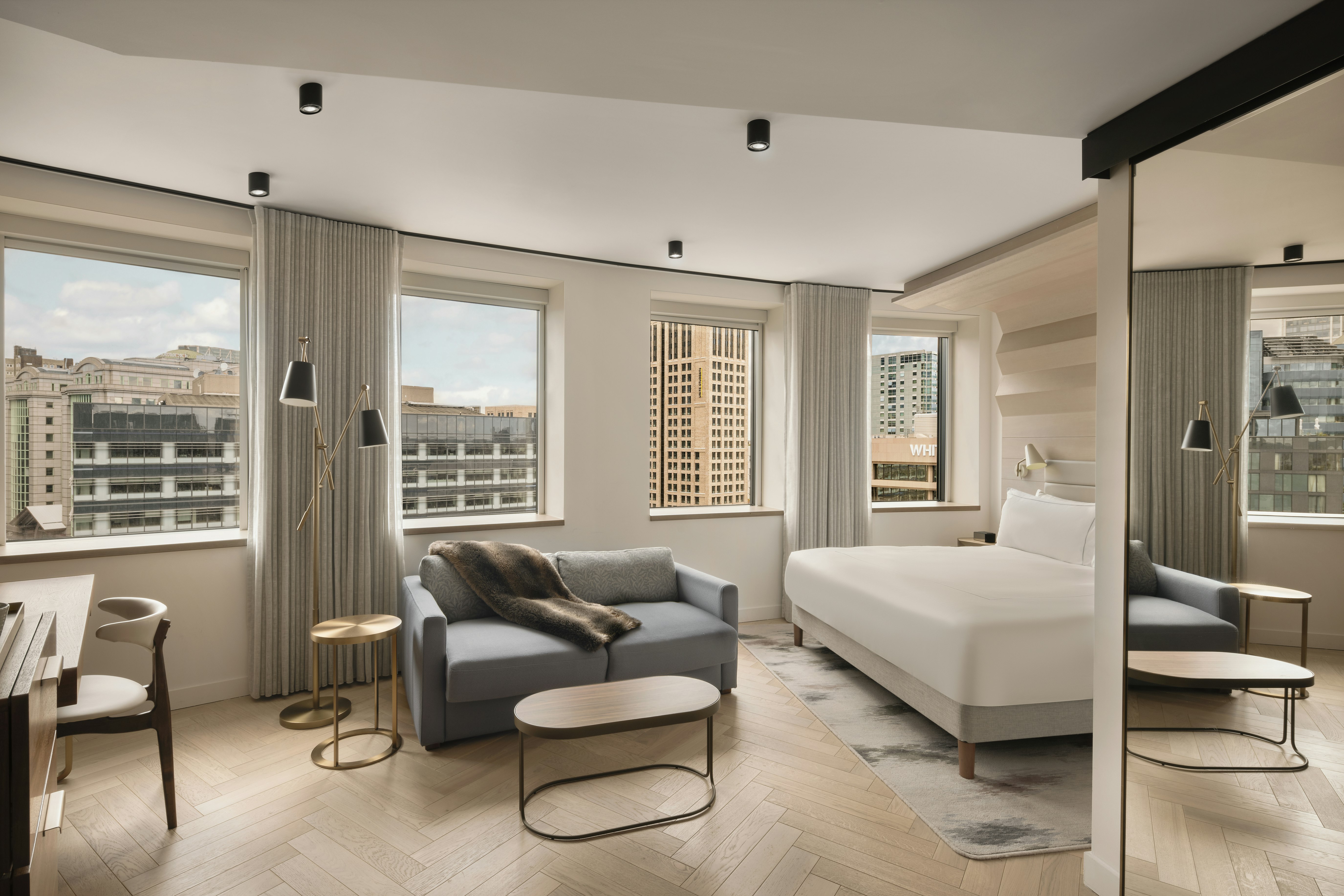 JUNIOR SUITE, KING BED, SOFA