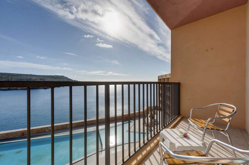 PARADISE BAY RESORT 53/80