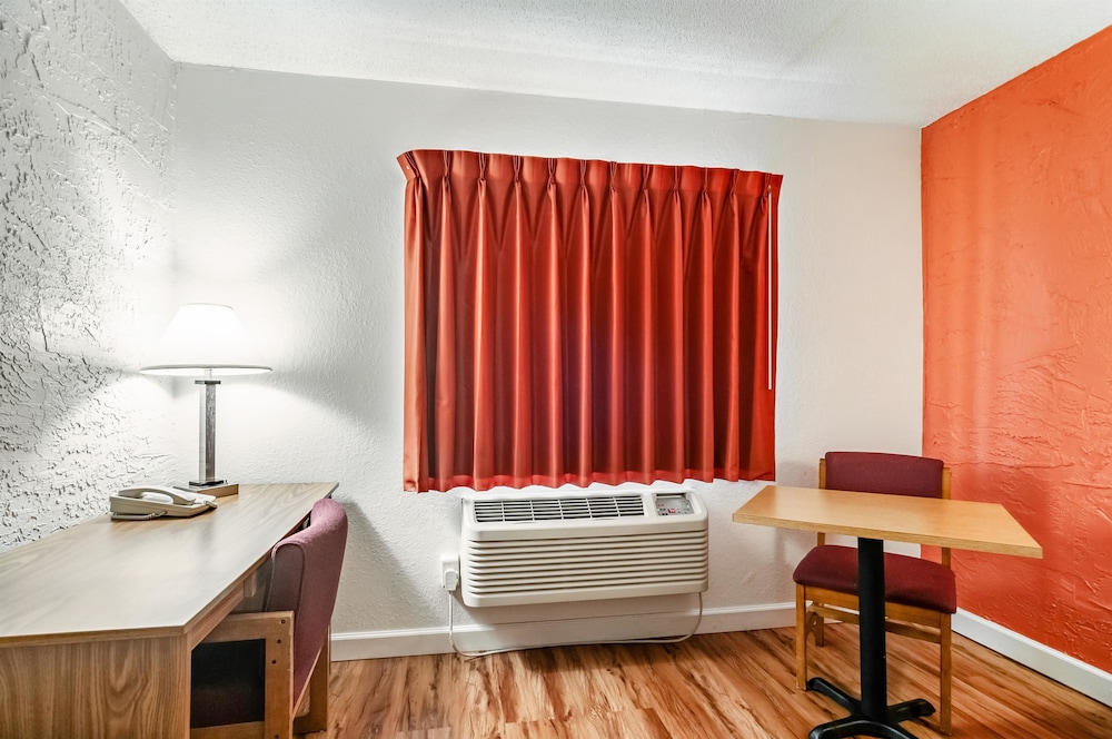 Motel6 Naperville, IL 35/44