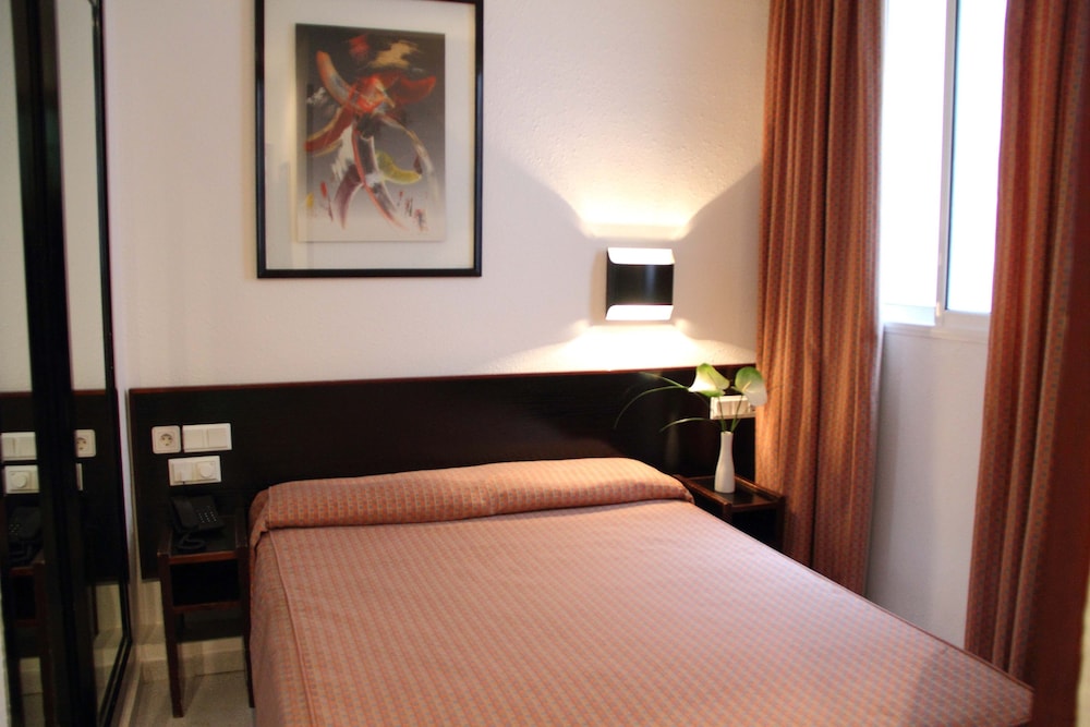 INTERIOR, SINGLE