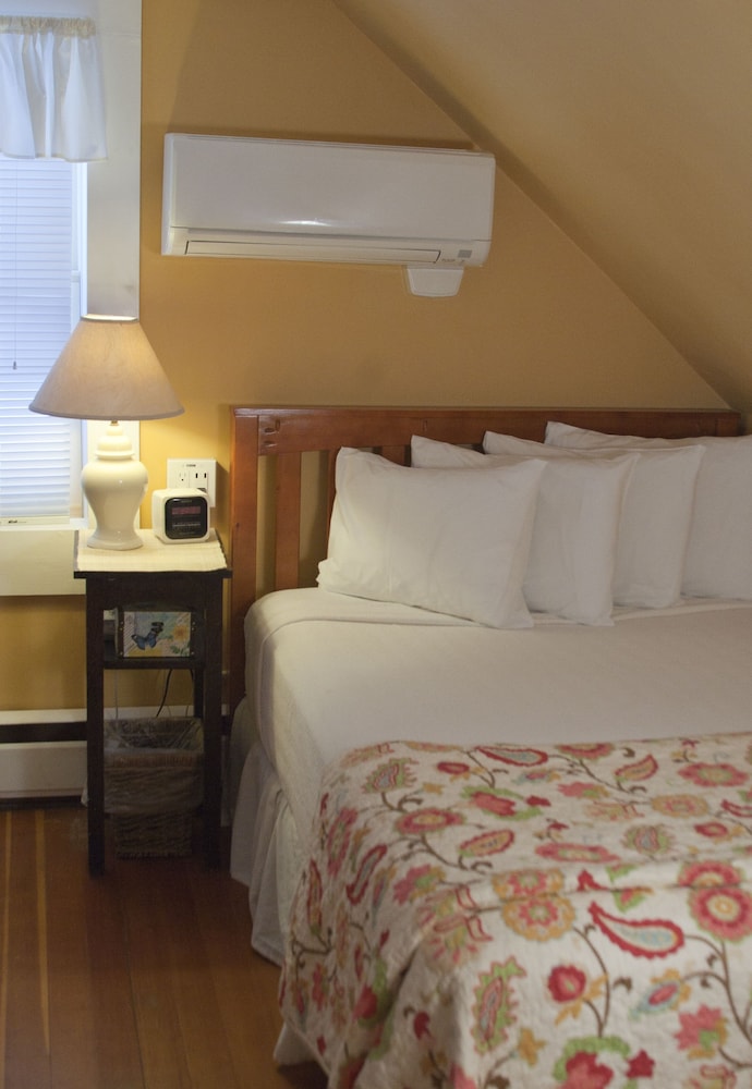 2 Bedrooms, Family Suite, Cottage, 1 Queen and 1 Single Bed