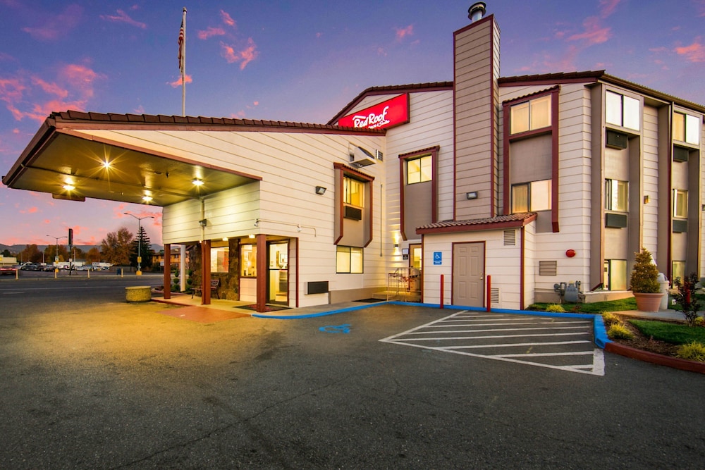 Ramada by Wyndham Medford Airport North 1/47