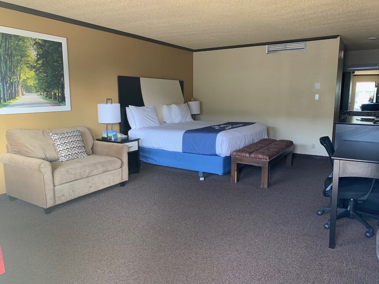 Upgrade, Deluxe, King Bed، Days Inn by Wyndham Bend 3/6