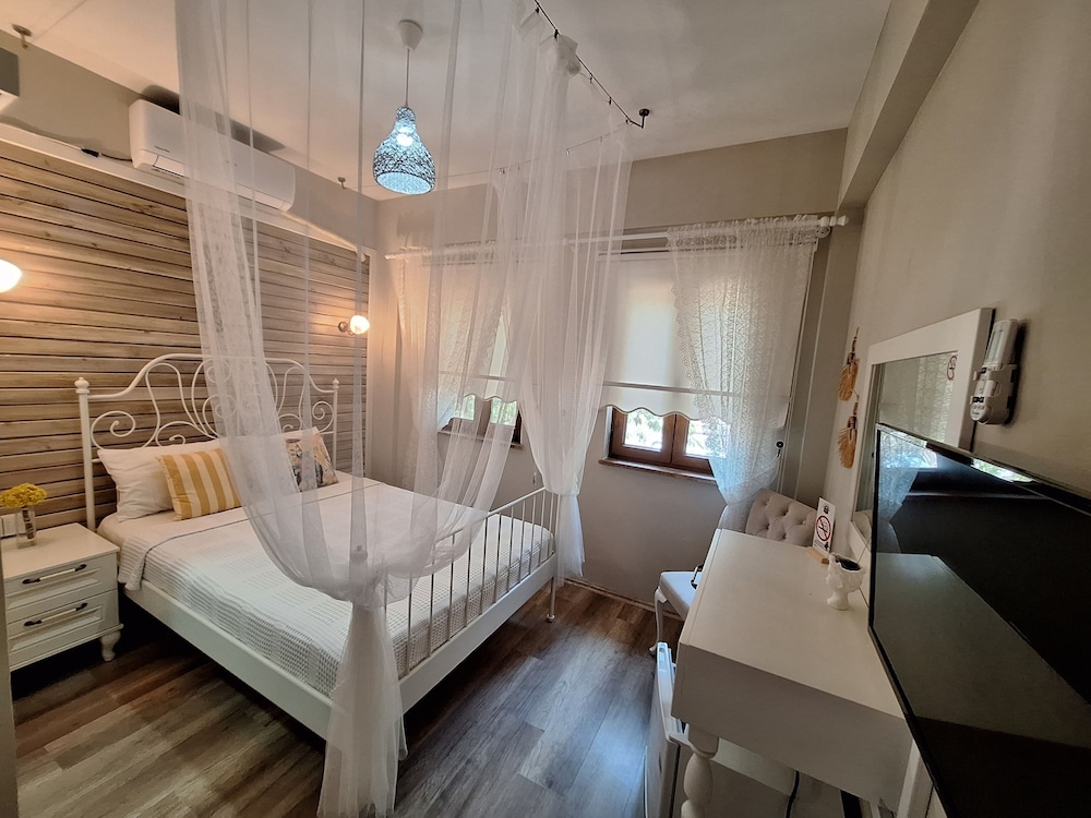 غرفة قياسية رباعية بسرير كوين وسريرين منفصلين بإطلالة على الحديقة، Karina Vineyard House 7/10