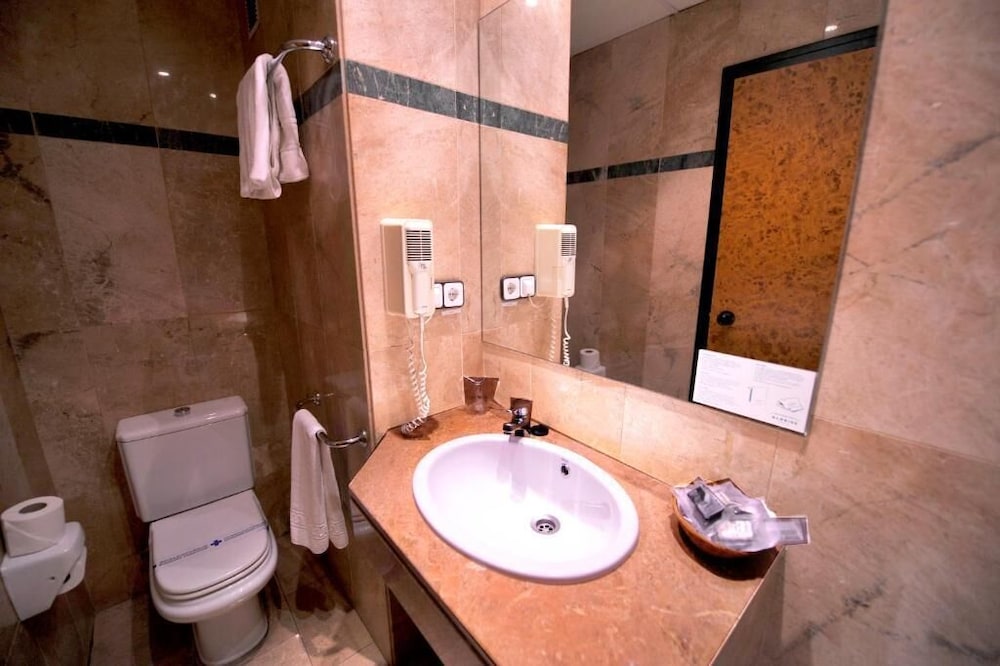 Glories Hotel 30/66