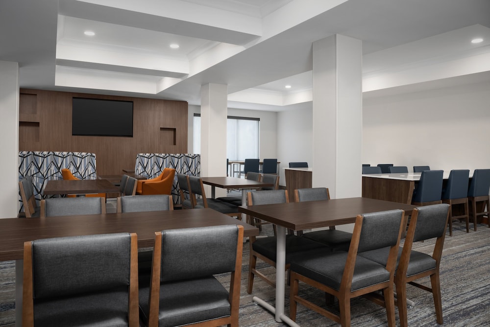 Holiday Inn Express Suites Alexandria Fort Belvoir 48/73