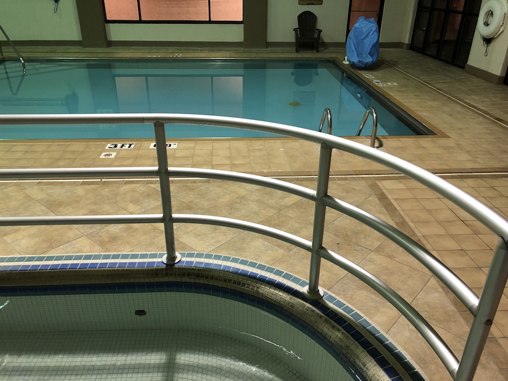 Holiday Lodge Hotel &amp; Conference Center 20/50