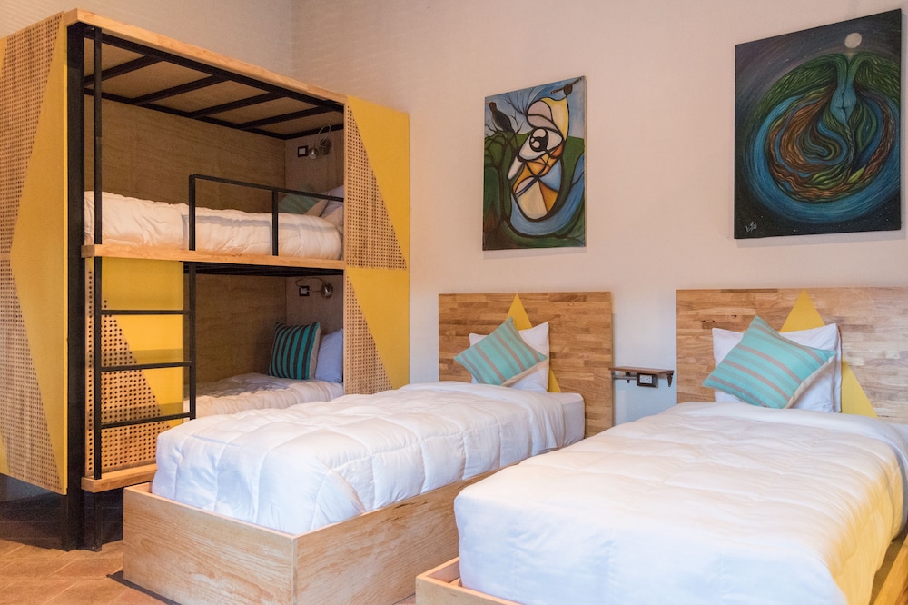 MIXED DORM, SHARED BATHROOM