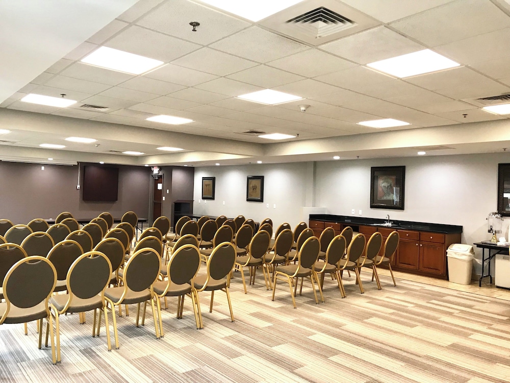 Holiday Inn Express Suites Somerset Central 63/76