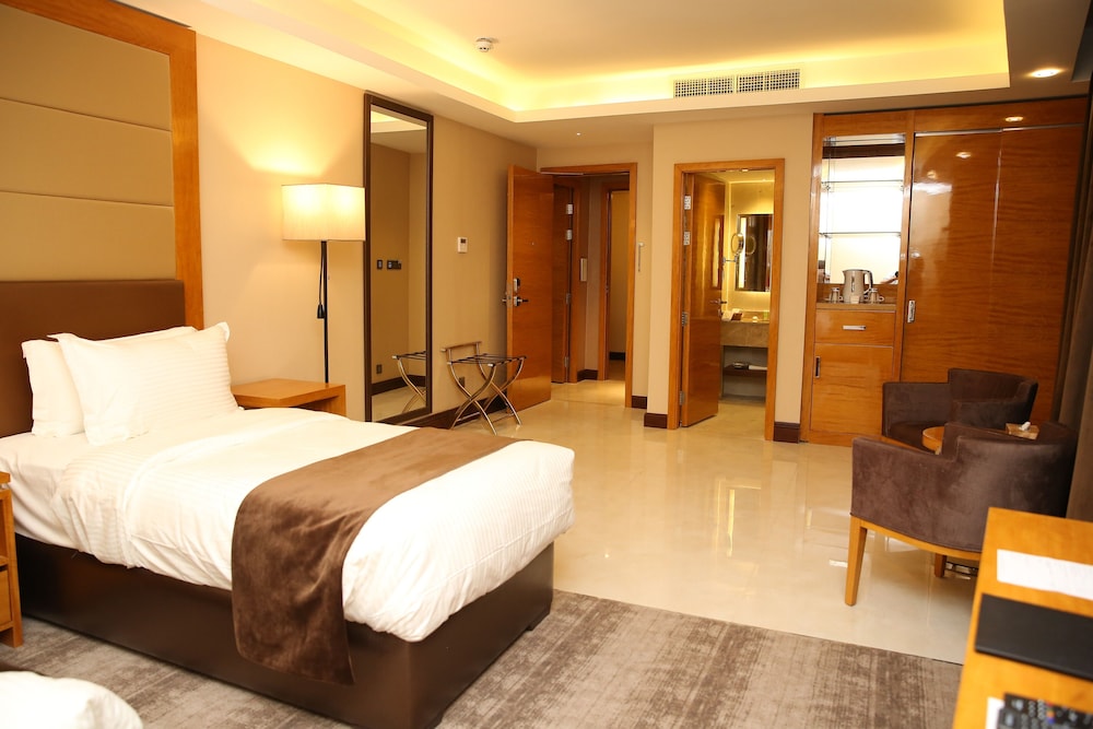 Gloria Hotel 6/20