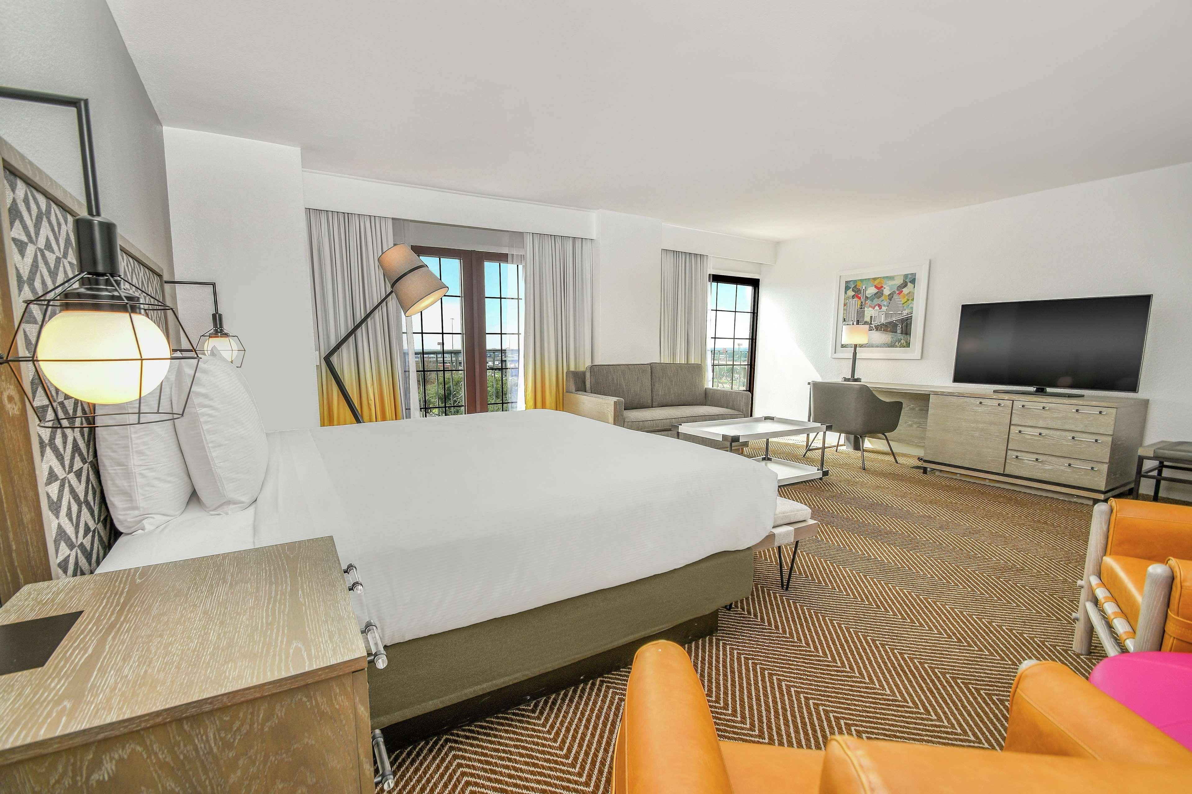 1 BEDROOM, SUITE, KING BED, LIVING AREA