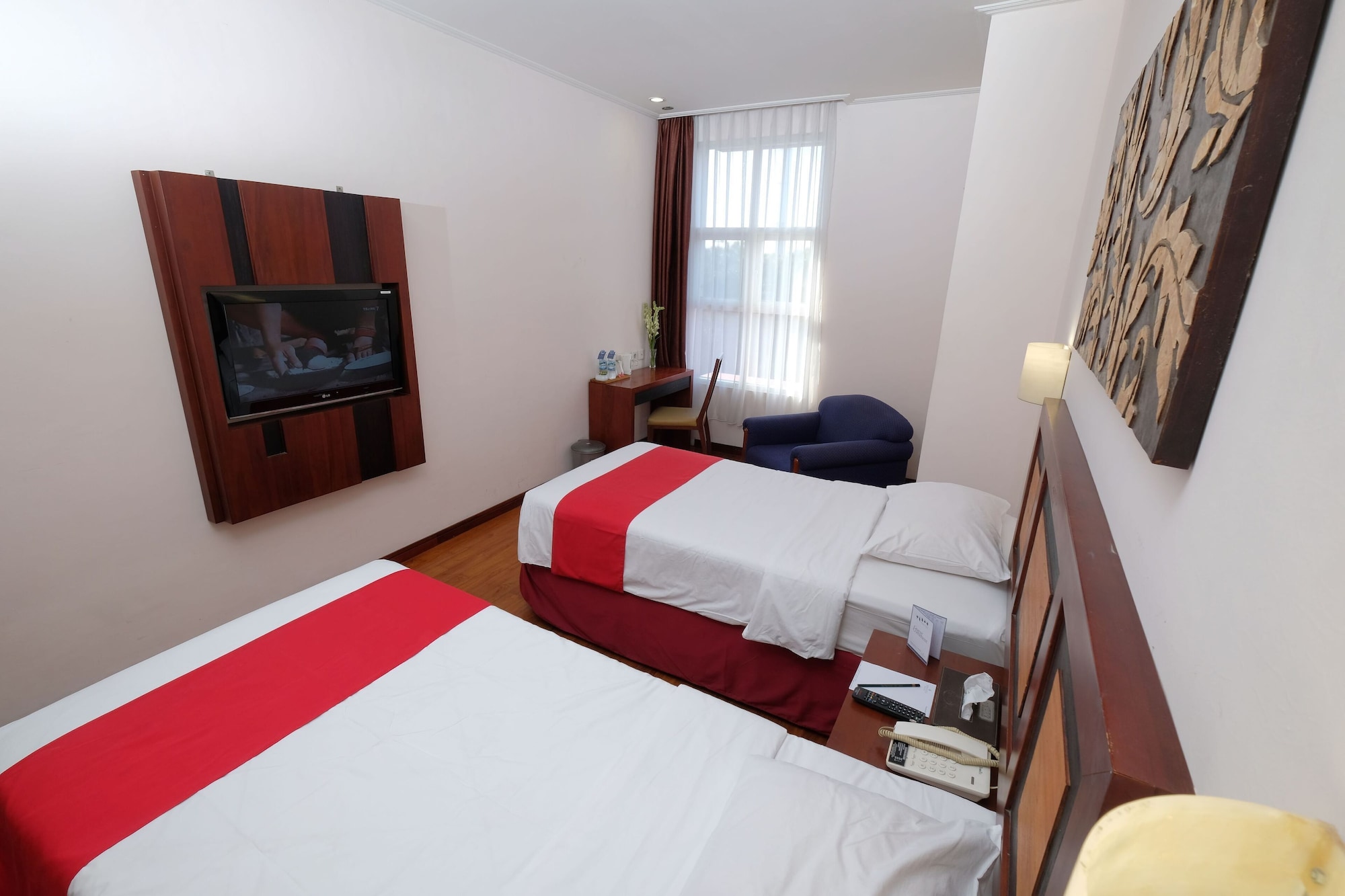 DELUXE, TWIN BEDS, CITY VIEW