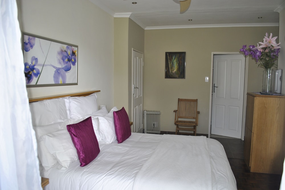 Residence, Queen Bed, Bath and Shower, Ground Floor