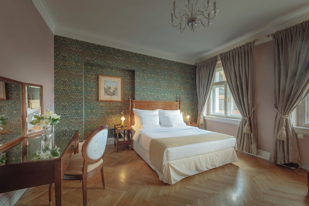 CHARLES BRIDGE, DELUXE, KING BED, CASTLE VIEW, RIVER VIEW