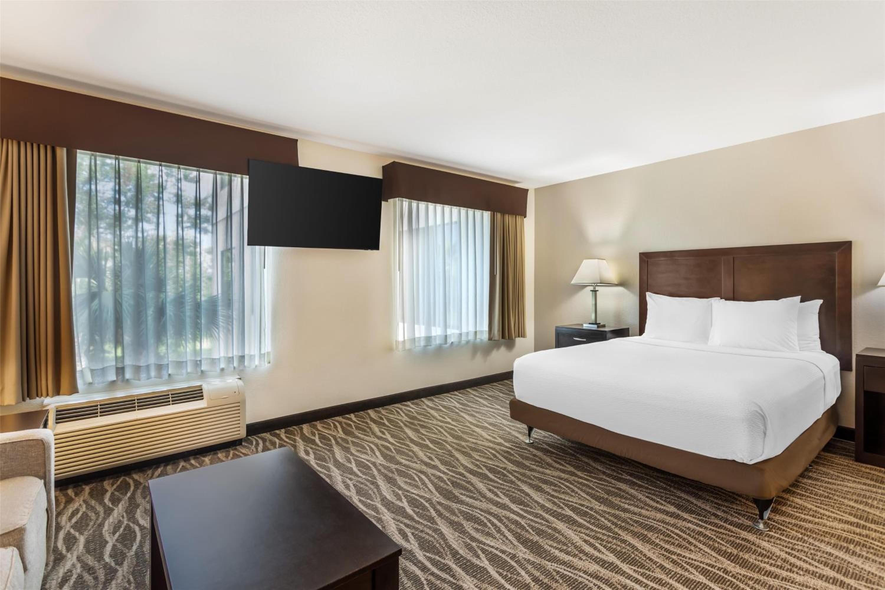 Deluxe, Queen Bed, Accessible