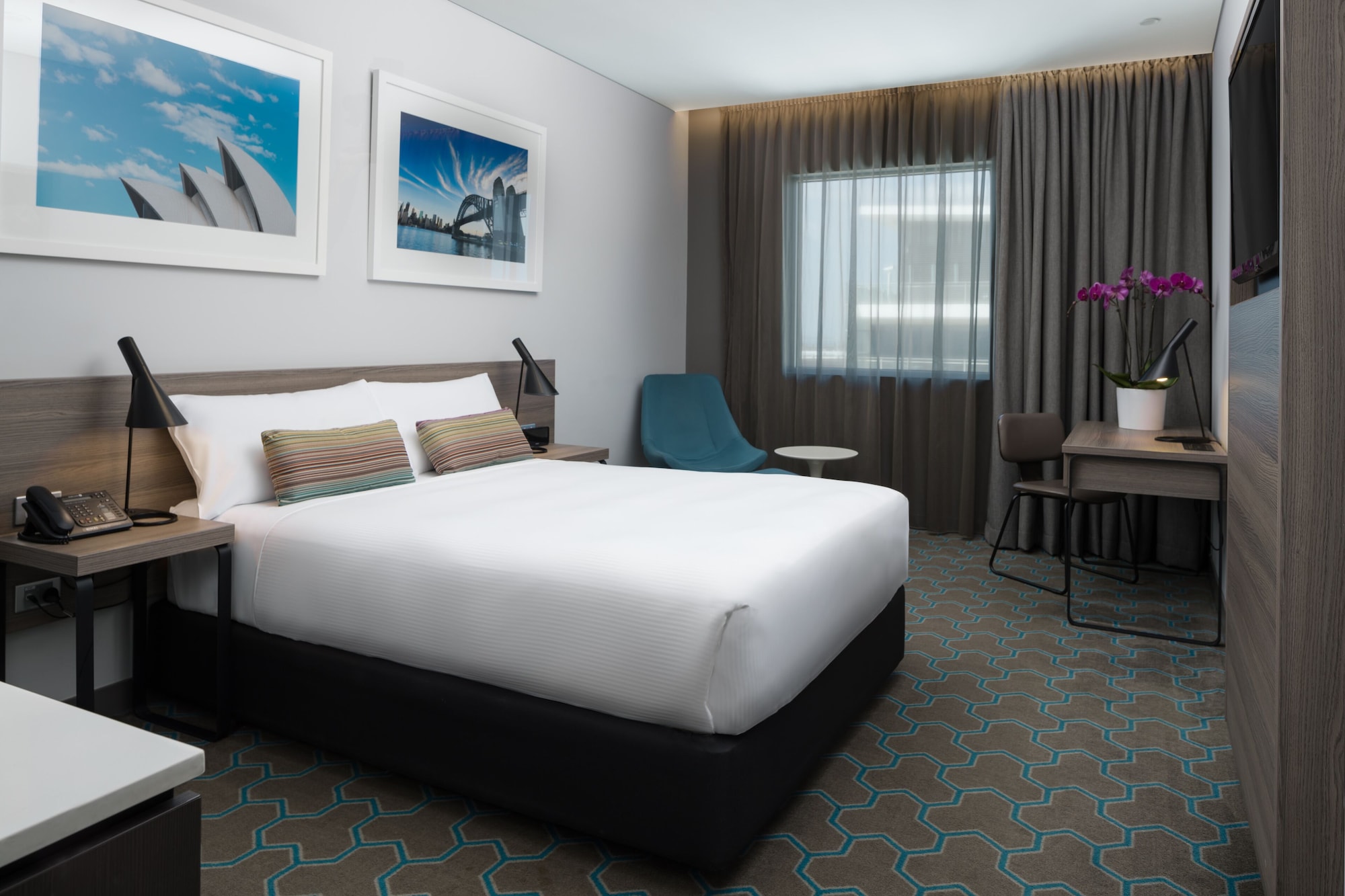 SUPERIOR, QUEEN BED