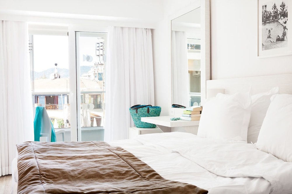 The Beachfront Hotel - Adults Only +16 12/49