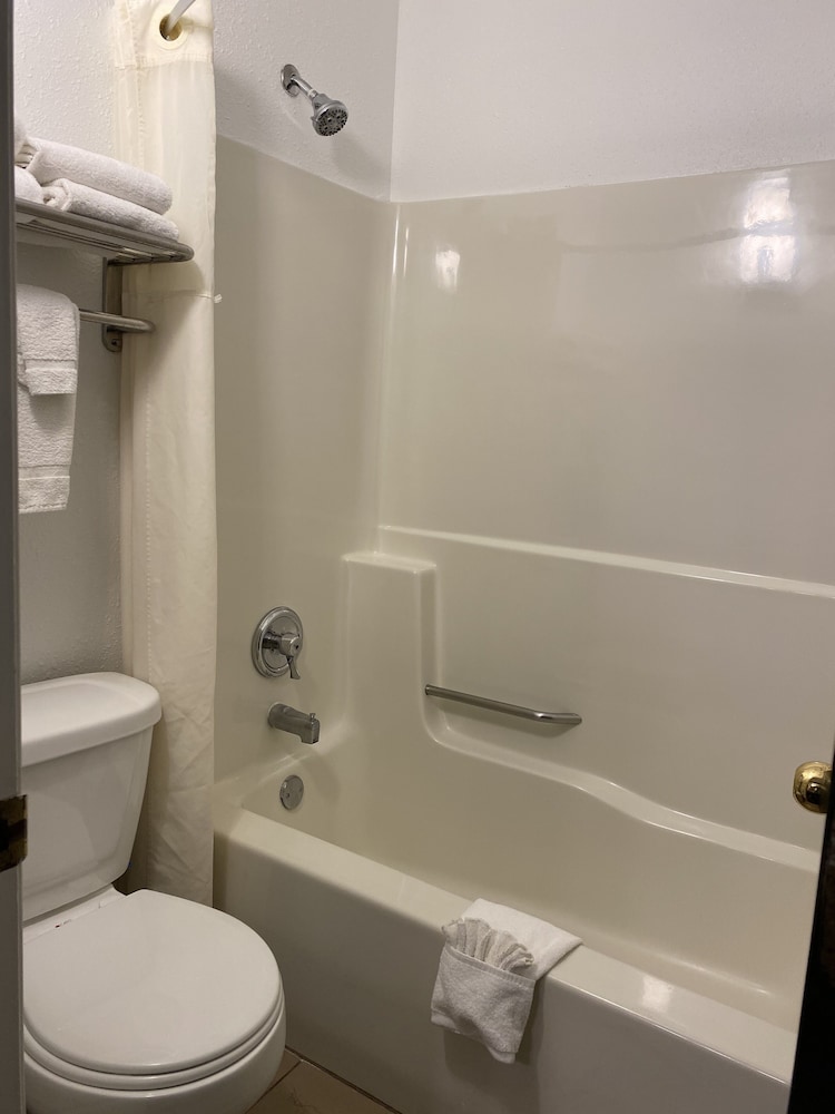 Room, 2 Queen Beds, Pool Side، Quality Inn Mauston I-90 4/10