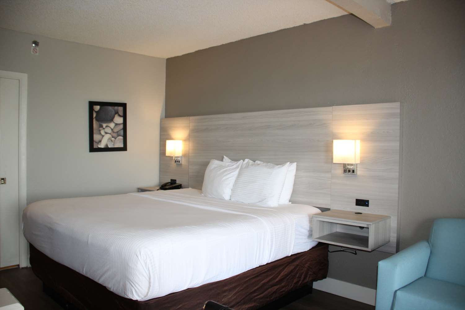 غرفة بسرير كينج بشرفة، Boca Suites Deerfield Beach, SureStay Collection by Best Western FL 2/8