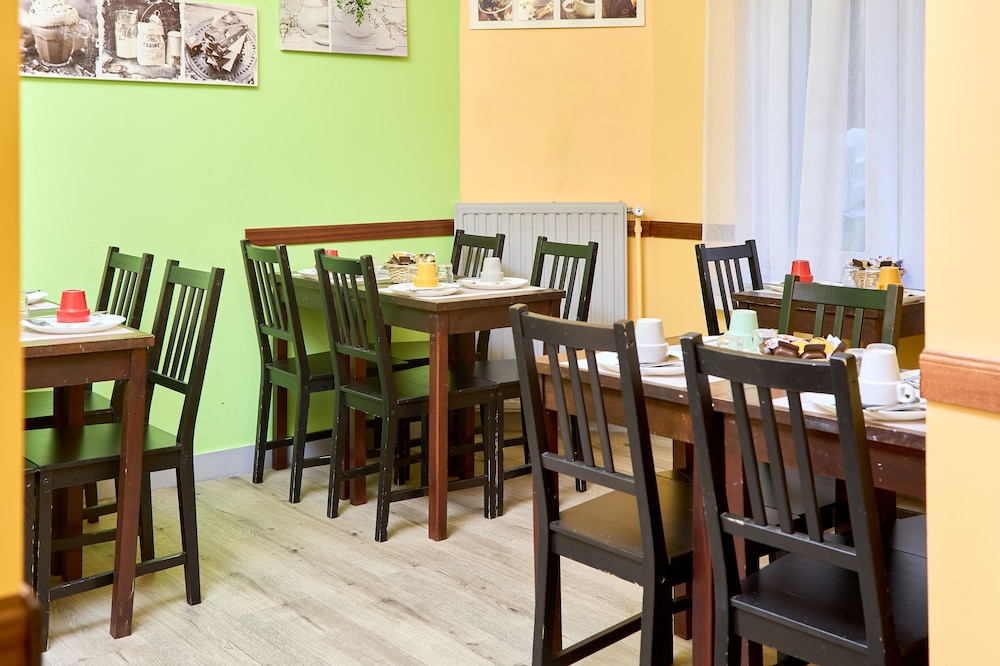 restaurant cafeteria