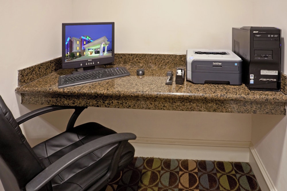 Holiday Inn Express Hotel Suites Waxahachie 68/74