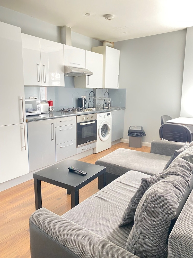 Easy Lets - Showcase Apartments 16/45