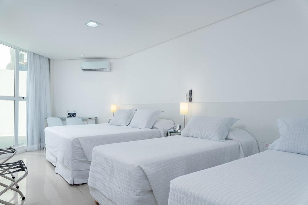 غرفة بريميوم عائلية بسرير كوين وسريرين منفصلين، Hotel Brisa Praia 2/4