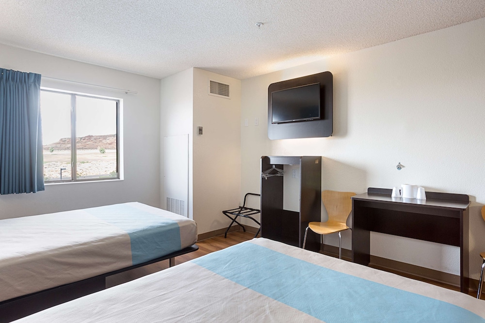 غرفة بسريرين مزدوجين بحوض استحمام لذوي الإعاقة، Motel6 Page, AZ 9/10