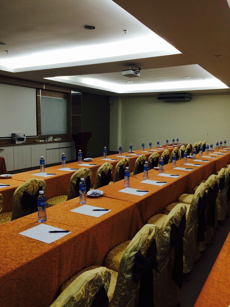 Grand Court Hotel 52/56