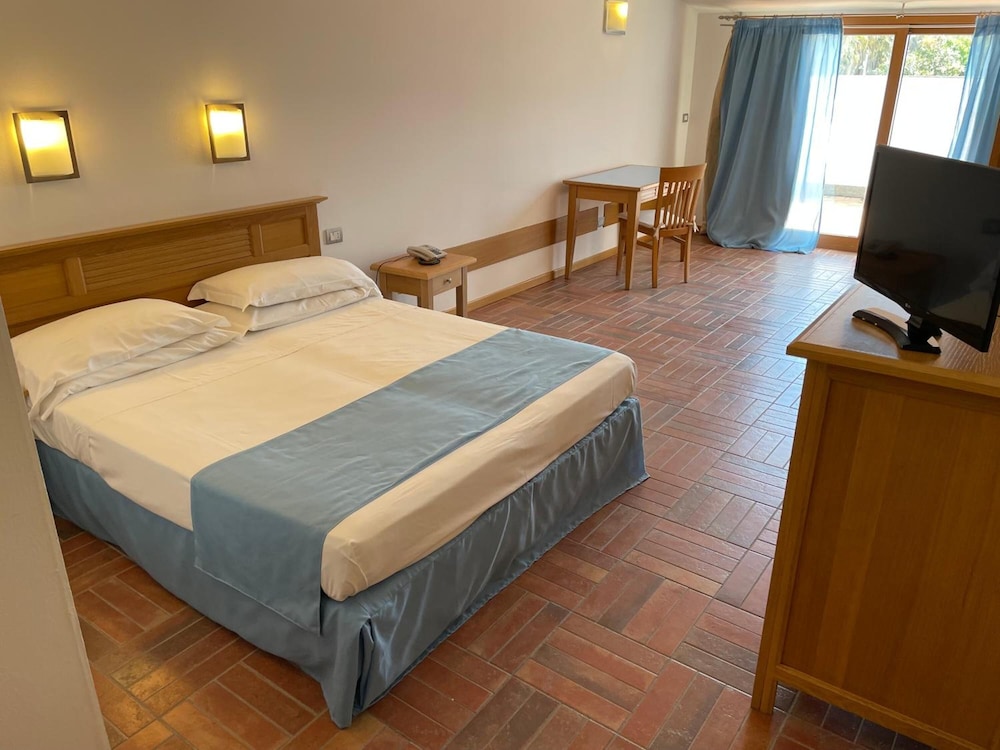 Le Mandrelle Beach Resort 4/28