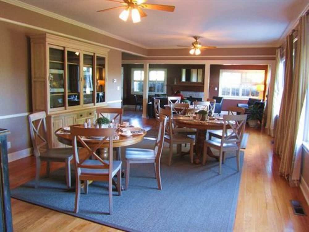 Cinnamon Bear Creekside Inn 46/59