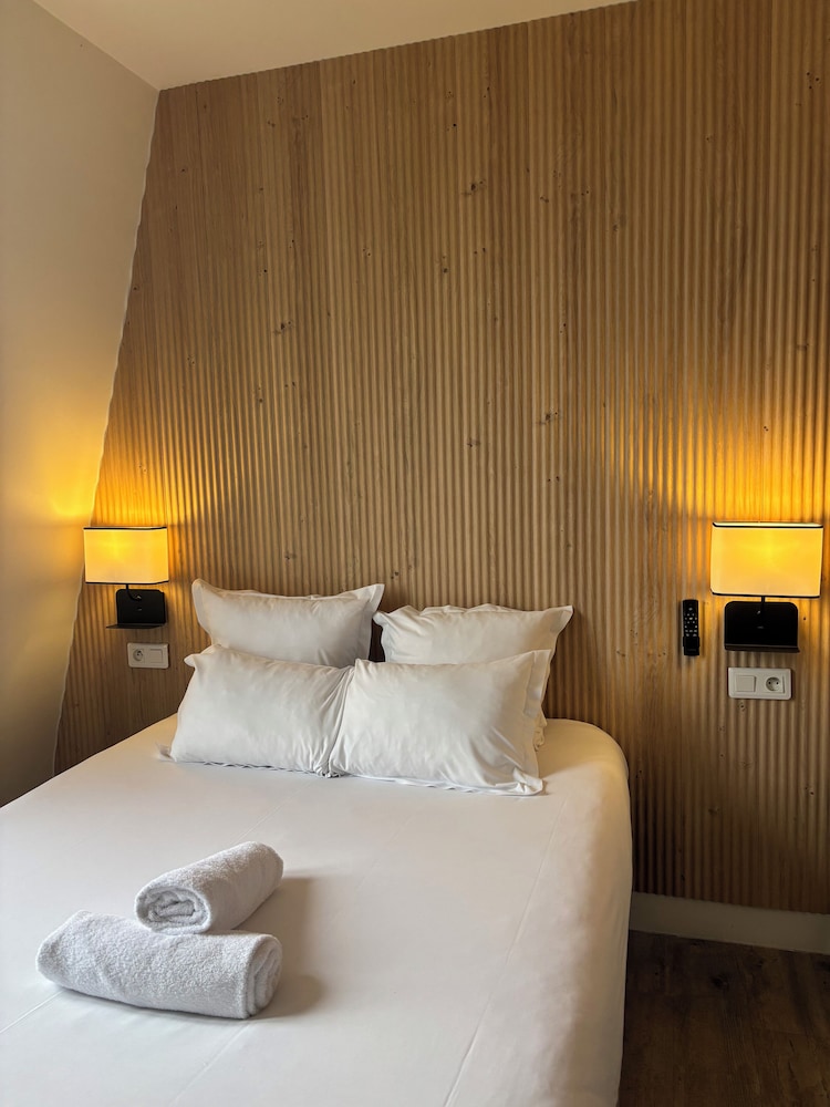 ROOM, DOUBLE BED