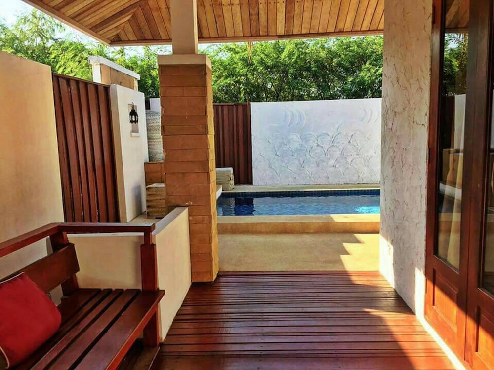 Lawana Escape Beach Resort 24/50