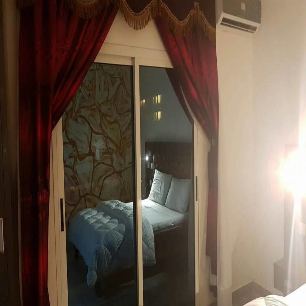 Eifell's Hotel's 11/35