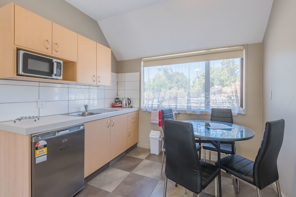 Manuka Crescent Motel 46/63